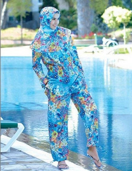 Mặc kín mít hàng ngày, phụ nữ Hồi giáo diện Burkini đi bơi - Ảnh 2.