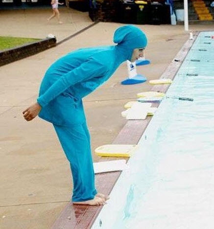Mặc kín mít hàng ngày, phụ nữ Hồi giáo diện Burkini đi bơi - Ảnh 4.