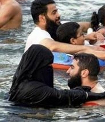 Mặc kín mít hàng ngày, phụ nữ Hồi giáo diện Burkini đi bơi - Ảnh 6.