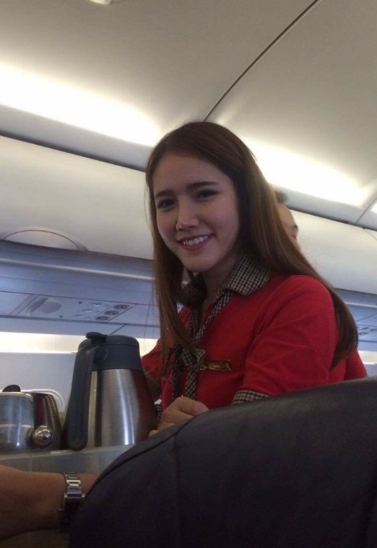 Nữ tiếp viên hàng không khiến khách hàng phải giơ máy chụp lén - Ảnh 1.