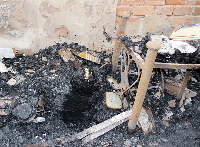 Ba hướng điều tra vụ cháy nhà làm 6 người chết ở Cà Mau - Ảnh 2.