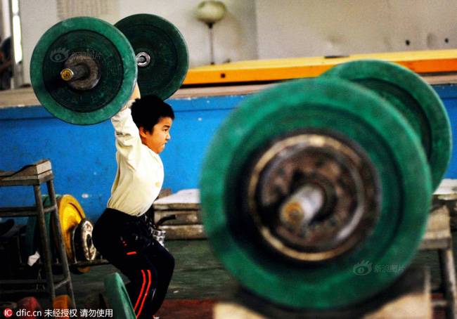 Những hình ảnh mới nhất về lò luyện vàng khắc nghiệt của thể thao Trung Quốc - Ảnh 2.