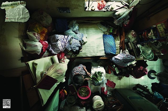 Cảnh tượng u tối, ngột ngạt trong khu nhà nghèo ở Hong Kong