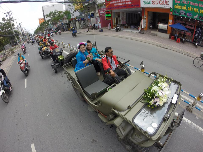 Dàn rước dâu hoành tráng, gây náo loạn phố Sài thành - Ảnh 4.