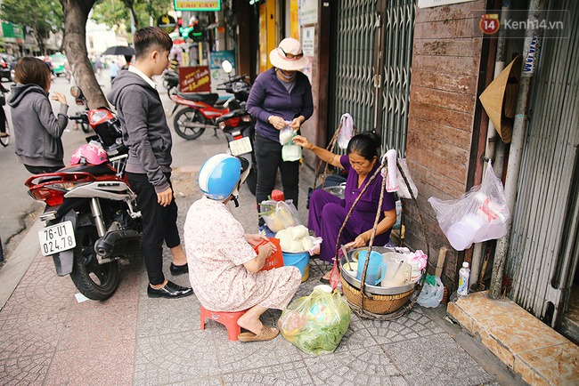 Gánh tàu hũ hot nhất Sài Gòn những ngày qua: Tồn tại đã 30 năm, 3 tiếng buổi sáng là bán hết veo! - Ảnh 4.