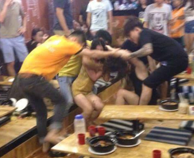 Hai cô gái đại chiến dữ dội tại quán mì cay ở Hà Nội - Ảnh 1.