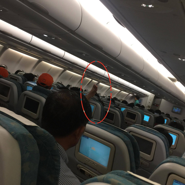 Hình ảnh người đàn ông gác chân lên ghế trên chuyến bay TP.HCM - Hà Nội gây bức xúc - Ảnh 2.