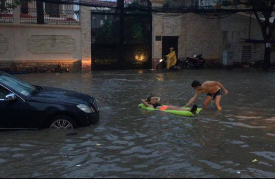 Mưa ngập kinh hoàng, người dân Sài Gòn tập bơi trong nhà - Ảnh 4.