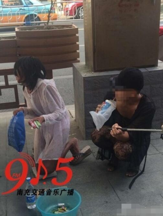 Trung Quốc: Chàng trai trẻ mặc cây ren mỏng tang vừa đi giữa phố vừa chụp ảnh tự sướng - Ảnh 2.