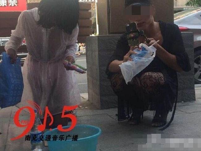 Trung Quốc: Chàng trai trẻ mặc cây ren mỏng tang vừa đi giữa phố vừa chụp ảnh tự sướng - Ảnh 3.