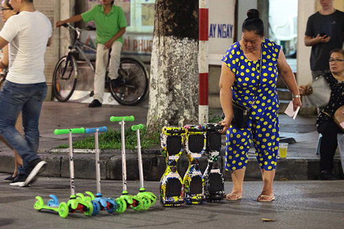 be gai nga chay mau dau vi di xe tu can bang o pho di bo ha noi hinh anh 7