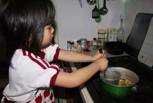 hình ảnh 2 cam dong ly do me bat be gai 4 tuoi phai nau com, rua bat hinh anh 2