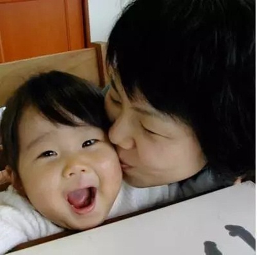 hình ảnh 5 cam dong ly do me bat be gai 4 tuoi phai nau com, rua bat hinh anh 5