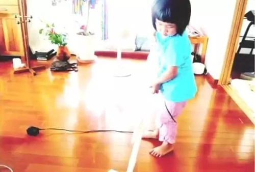 hình ảnh 8 cam dong ly do me bat be gai 4 tuoi phai nau com, rua bat hinh anh 8