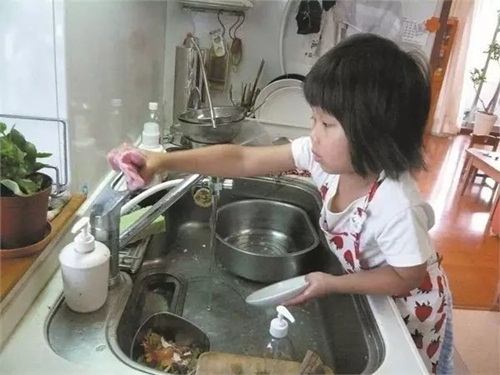 hình ảnh 10 cam dong ly do me bat be gai 4 tuoi phai nau com, rua bat hinh anh 10