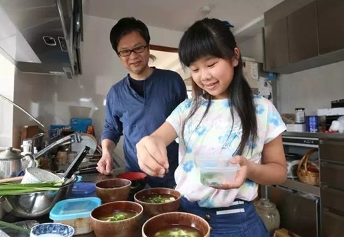 hình ảnh 13 cam dong ly do me bat be gai 4 tuoi phai nau com, rua bat hinh anh 13
