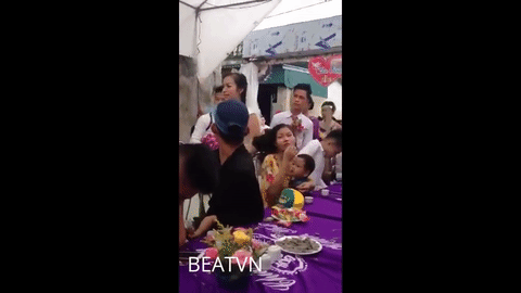 C&ocirc; d&acirc;u nhọ nhất năm: Tụt cả v&aacute;y v&igrave; sợ ph&aacute;o giấy - Ảnh 3.