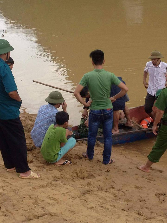 Ch&iacute;nh quyền địa phương v&agrave; người d&acirc;n đang triển khai c&ocirc;ng t&aacute;c t&igrave;m kiếm thi thể nạn nh&acirc;n