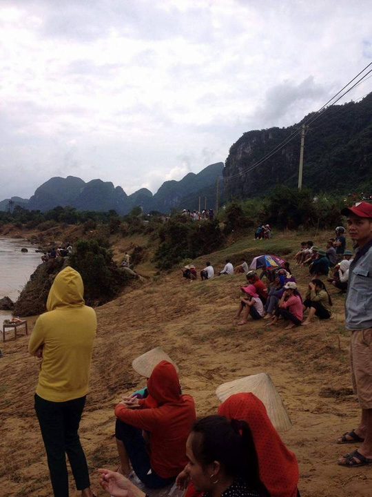 Ch&iacute;nh quyền địa phương v&agrave; người d&acirc;n đang triển khai c&ocirc;ng t&aacute;c t&igrave;m kiếm thi thể nạn nh&acirc;n