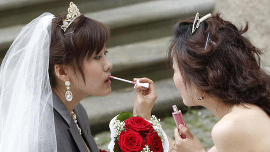 Nhiều c&ocirc; d&acirc;u Trung Quốc ng&agrave;y nay phải thu&ecirc; ph&ugrave; d&acirc;u v&igrave; kh&ocirc;ng người bạn n&agrave;o chịu nhận việc nguy hiểm n&agrave;yẢnh: REUTERS