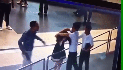 Soái ca áo đen giải cứu nữ nhân viên bị đánh ở sân bay Nội Bài là ai? - Ảnh 2.