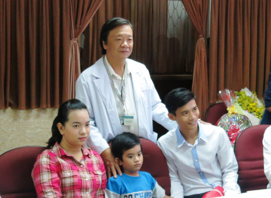 Gia đình M. bên BS Đào Trung Hiếu, người chủ trì ê kíp mổ cứu sống bé M.