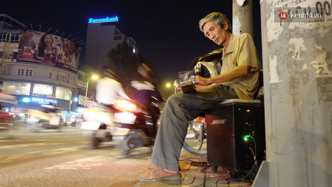 Cảnh gà trống nuôi con của nhạc công già hằng đêm gảy đàn trên đường phố Sài Gòn - Ảnh 1.