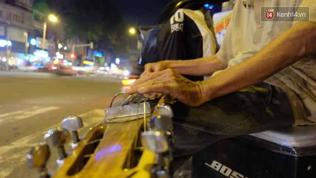 Cảnh gà trống nuôi con của nhạc công già hằng đêm gảy đàn trên đường phố Sài Gòn - Ảnh 7.