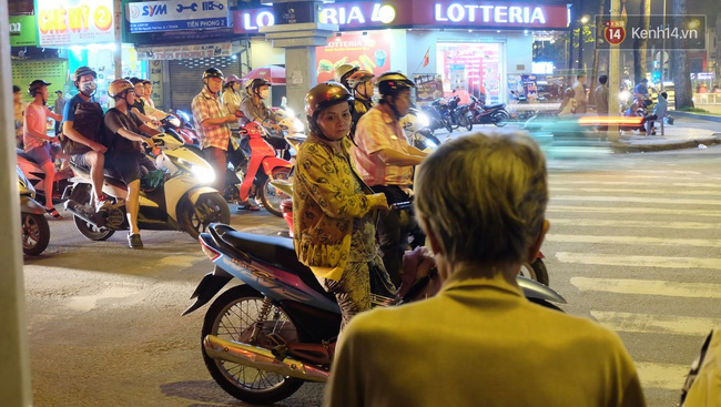 Cảnh gà trống nuôi con của nhạc công già hằng đêm gảy đàn trên đường phố Sài Gòn - Ảnh 8.