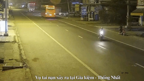 Clip: Phóng nhanh, hai xe máy đấu đầu nhau tóe lửa trong đêm - Ảnh 2. Clip: Phóng nhanh, hai xe máy đấu đầu nhau tóe lửa trong đêm - Ảnh 2.