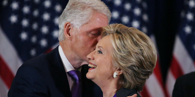 Đấy, cô gái của tôi đấy!, cựu Tổng thống Bill Clinton nghẹn ngào khi vợ phát biểu sau cuộc tranh cử - Ảnh 2.