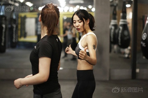 hình ảnh 2 hot girl kiem bon tien nho lam hlv cho gioi nha giau hinh anh 2