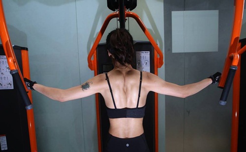 hình ảnh 4 hot girl kiem bon tien nho lam hlv cho gioi nha giau hinh anh 4