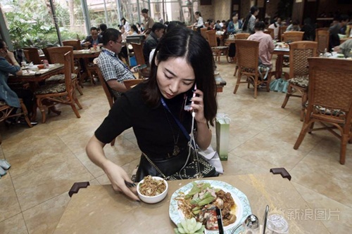 hình ảnh 6 hot girl kiem bon tien nho lam hlv cho gioi nha giau hinh anh 6