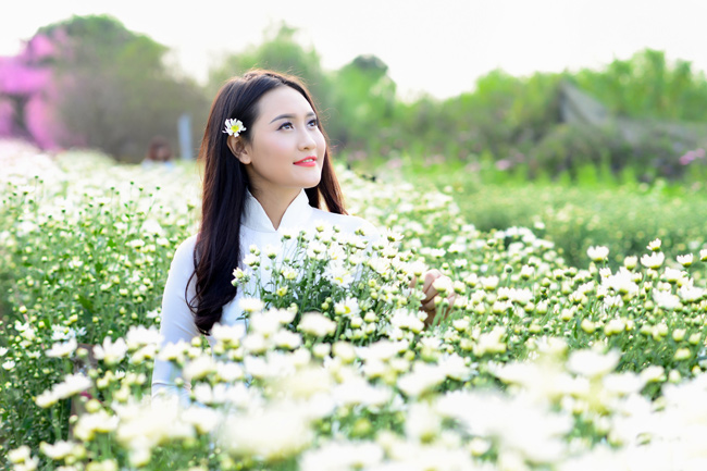 say long ngam thieu nu ben cuc hoa mi hinh anh 1