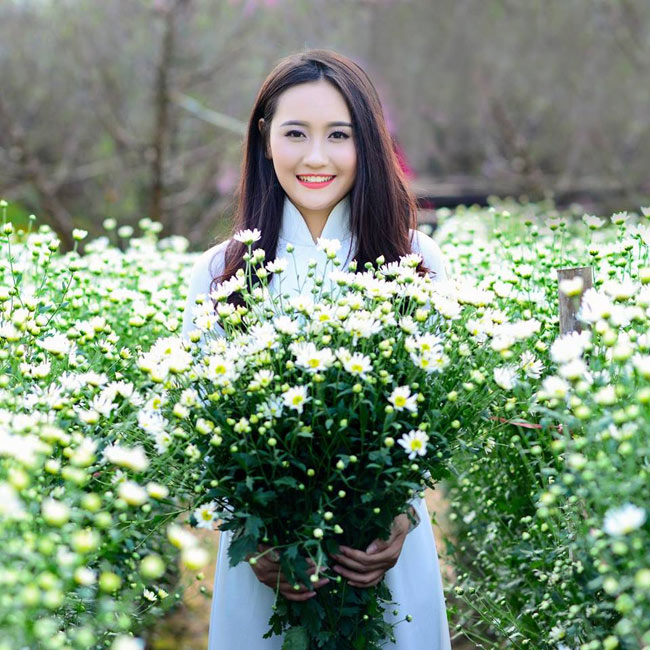 say long ngam thieu nu ben cuc hoa mi hinh anh 2