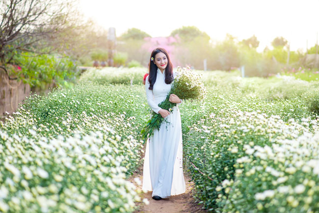 say long ngam thieu nu ben cuc hoa mi hinh anh 5