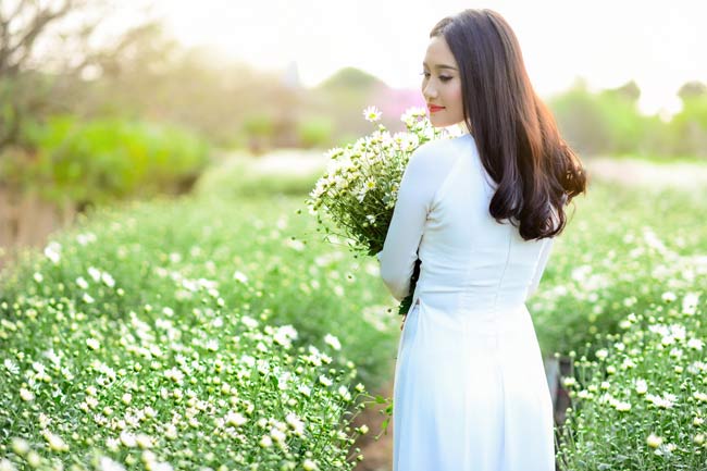 say long ngam thieu nu ben cuc hoa mi hinh anh 9