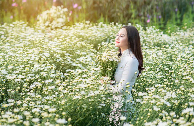 say long ngam thieu nu ben cuc hoa mi hinh anh 13