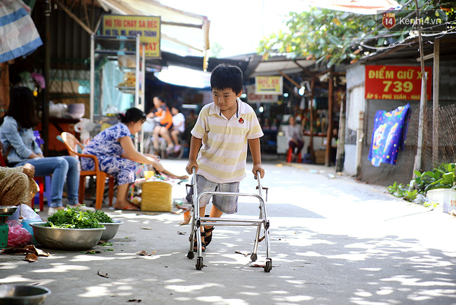 Cảnh sống thiếu trước hụt sau của hai anh em khuyết tật cùng mẹ lên Sài Gòn bán vé số mưu sinh - Ảnh 13.