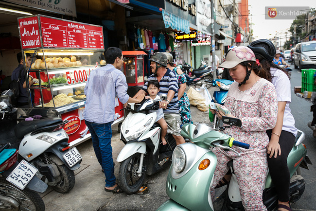 Xe bánh mì gà quen thuộc của người nghèo Sài Gòn: Chỉ 5.000 đồng/ổ, lúc nào cũng đắt khách - Ảnh 1.
