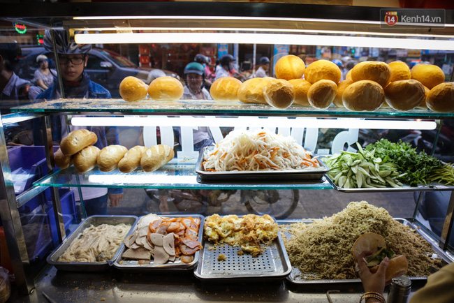Xe bánh mì gà quen thuộc của người nghèo Sài Gòn: Chỉ 5.000 đồng/ổ, lúc nào cũng đắt khách - Ảnh 6.