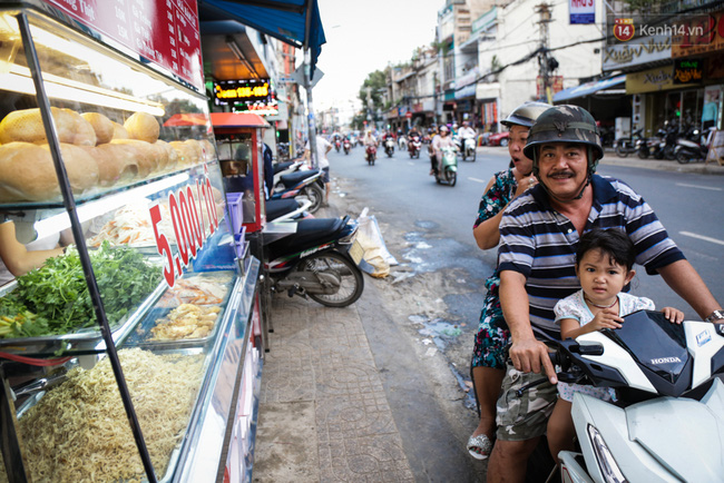 Xe bánh mì gà quen thuộc của người nghèo Sài Gòn: Chỉ 5.000 đồng/ổ, lúc nào cũng đắt khách - Ảnh 11.