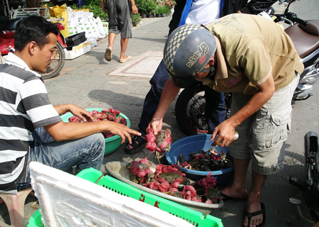 Đặc sản đua nhau... xuống đường