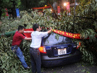 L&aacute;i xe tho&aacute;t chết kinh ho&agrave;ng kể lại ph&uacute;t c&acirc;y đ&egrave; taxi