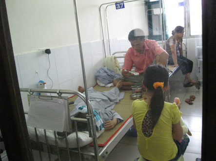 Nạn nh&acirc;n 8 tuổi vẫn phần qu&agrave; cho em