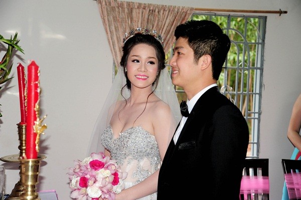 Nhật Kim Anh thay 3 bộ váy hoành tráng trong ngày cưới 1