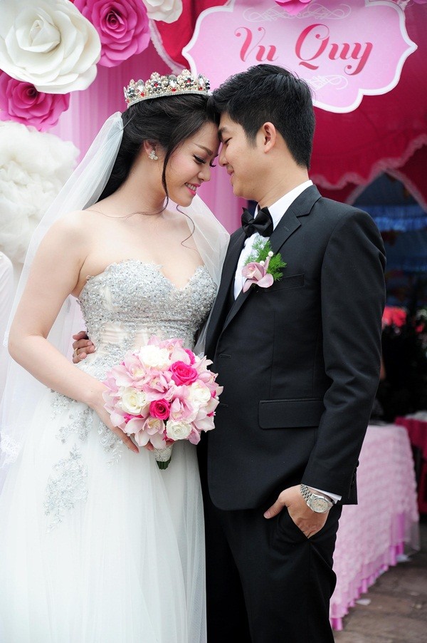 Nhật Kim Anh thay 3 bộ váy hoành tráng trong ngày cưới 7