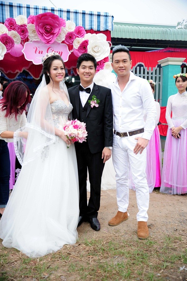 Nhật Kim Anh thay 3 bộ váy hoành tráng trong ngày cưới 11
