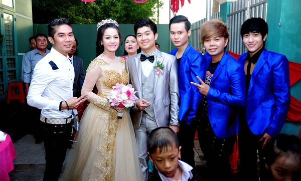 Nhật Kim Anh thay 3 bộ váy hoành tráng trong ngày cưới 15